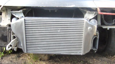 P1000802.jpg (115.38 KiB) Zobrazeno 9550 x Velký chladič, ručne leštěny, ješte na něm dělám. Japonský, žádná čína. Průmer vstupu a výstupu 55mm. K tomu upravené držáky. 6000